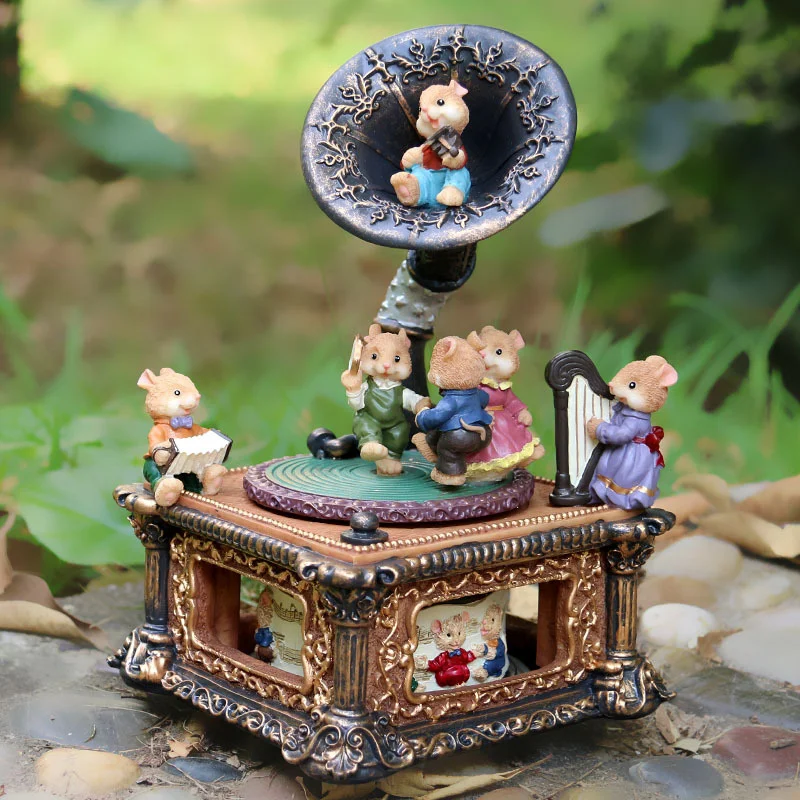 

Classical Retro Christmas Mouse Music Box Ornaments Horn Phonograph Music Box Coffee Bar Figurine Children Gift Home Decor