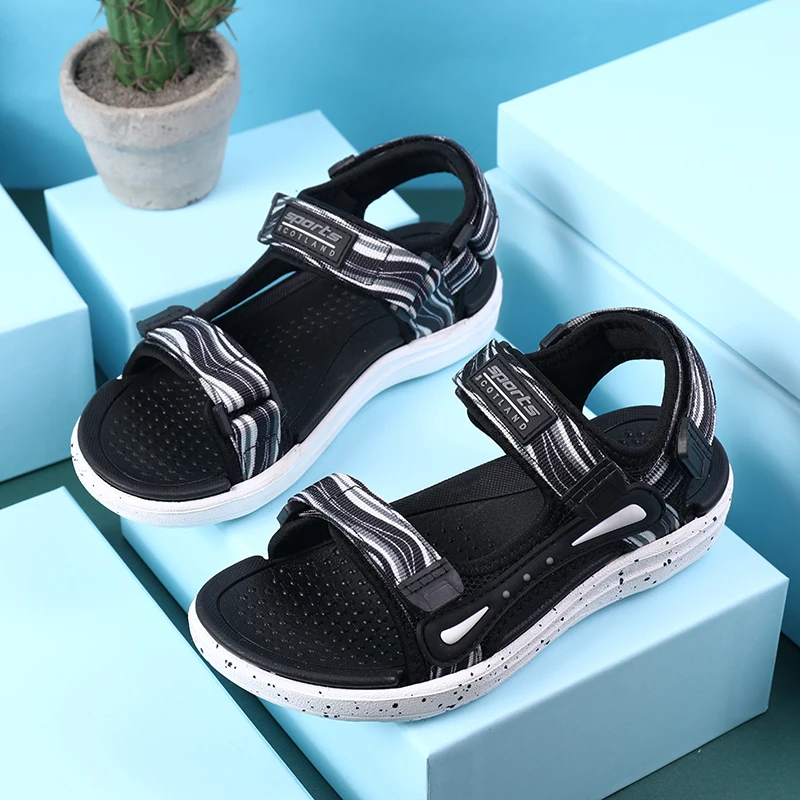A pair of summer children's sandals, with a comfortable and breathable upper and a soft and durable sole. XBS-2012