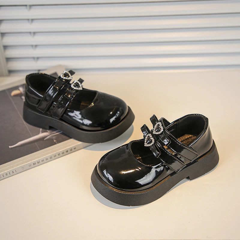 2025 موضة جديدة أنيقة فتاة الأميرة أحذية تنوعا الاطفال السببية ماري جين أحذية لامعة عدم الانزلاق الأطفال أحذية من الجلد