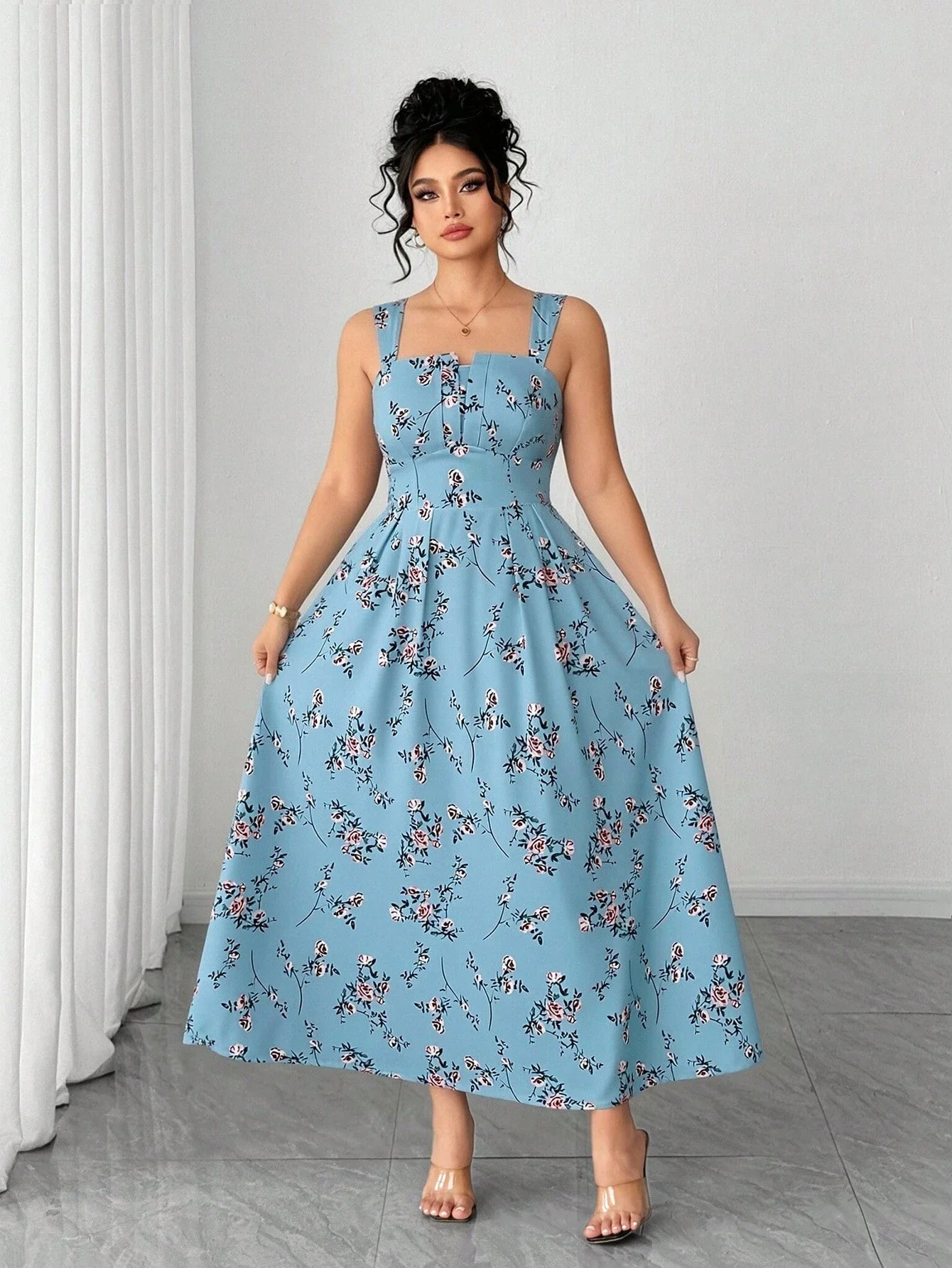 

Элегантное летнее макси-платье с цветочным принтом и тонкими бретелями для женщин