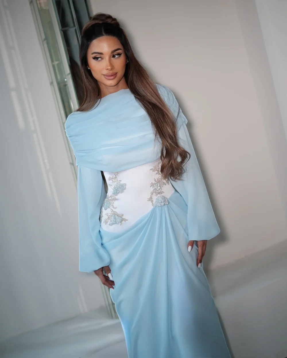 Maßgeschneiderte, exquisite Chiffon-Plissee-Kleider mit Pailletten, geradem O-Ausschnitt, lang, maßgeschneidert für besondere Anlässe, schlicht – Detail 2