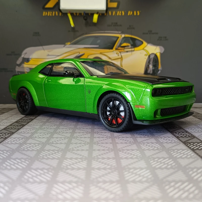 1:24 simulação Dodge Hellcat liga modelo de carro ornamento, portas e capô do motor, porta-malas pode ser aberto detalhes ricos acabamento fino