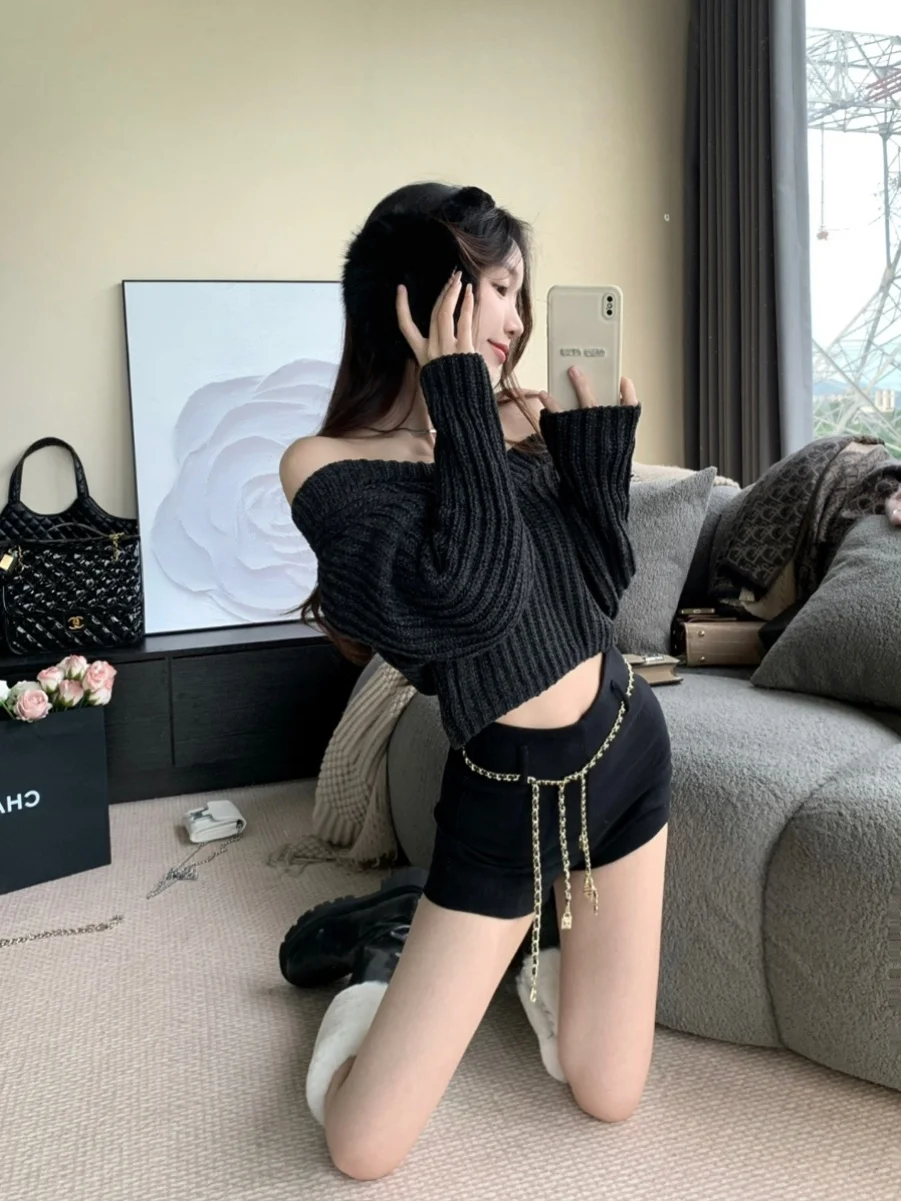 

Sexy oulder Bared ey Knitted ort Sweater Alluring Pure Desire Faionable Small Batch Knitwear for Women Autumn Season