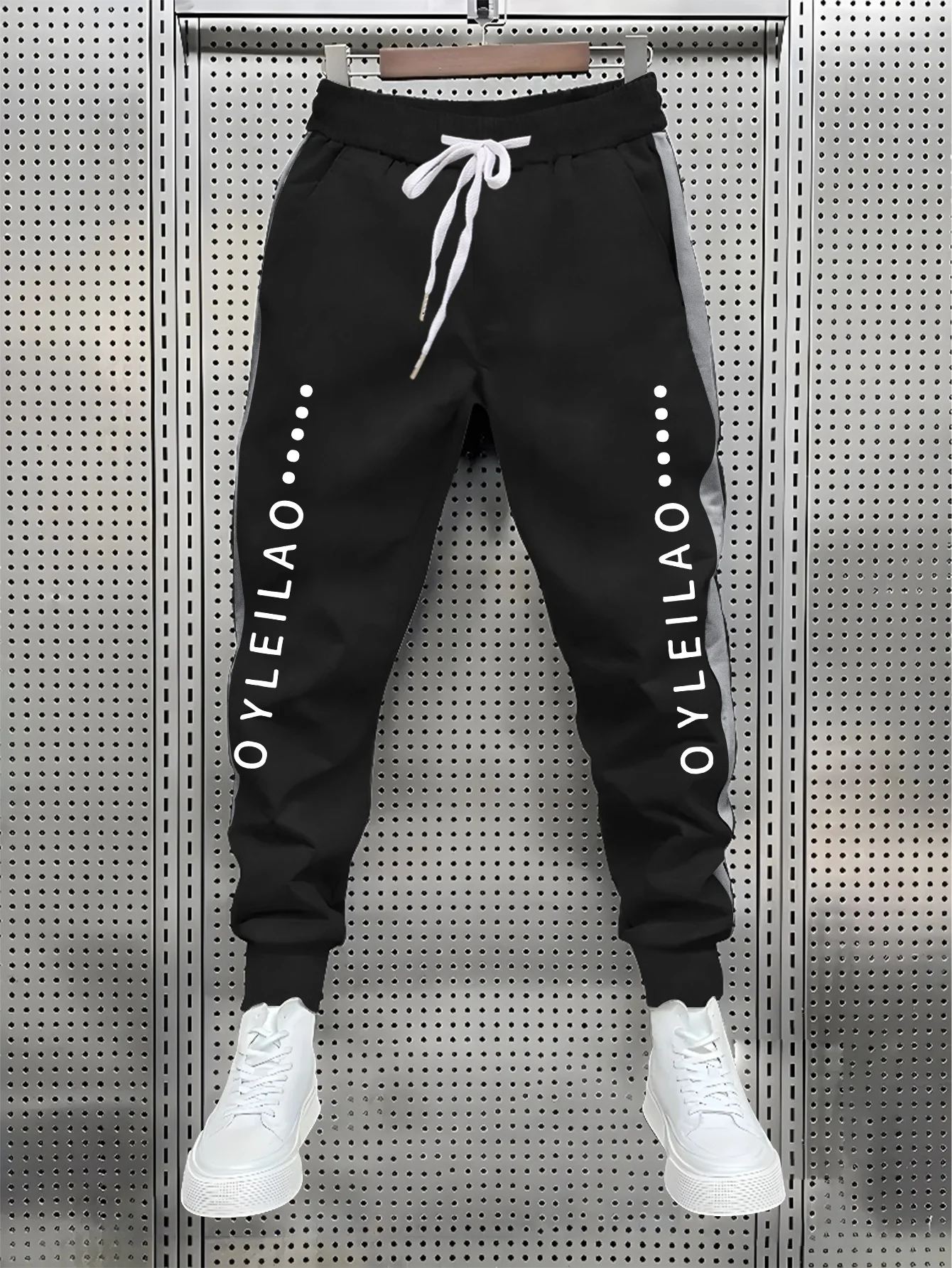 

Новые мужские брюки весной и осенью 2025 года – это удобны мягкие повседневные и модные с буквенным принтом.