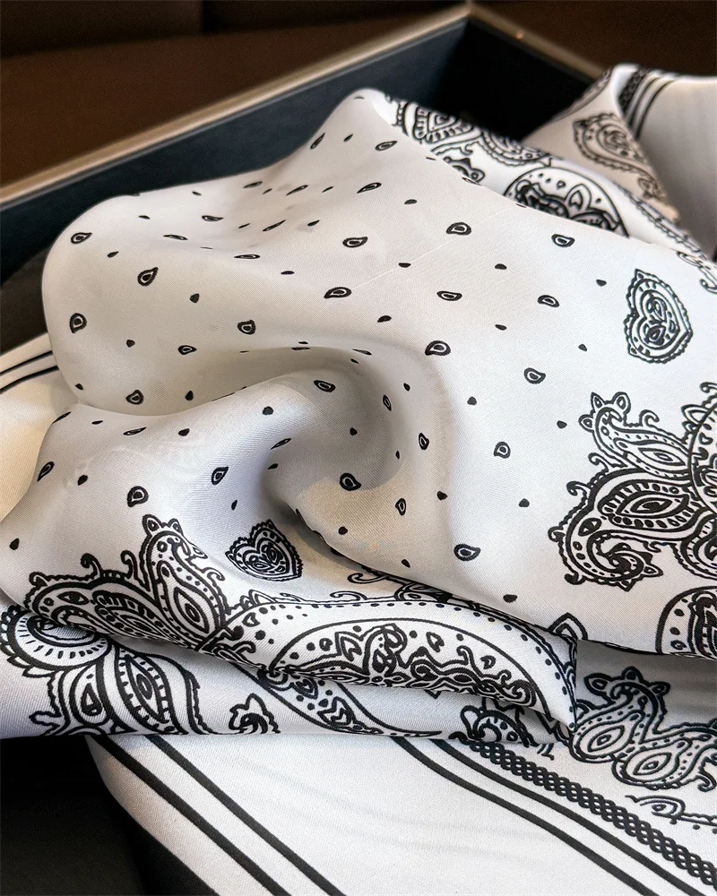 Luxuriöser Schwarzer Bedruckter Seidenschal Weicher Satin-Halstuch Quadratisches Seidenkefertuch Taschentuch für Damen Designer-Seidenkopftuch – Detail 3