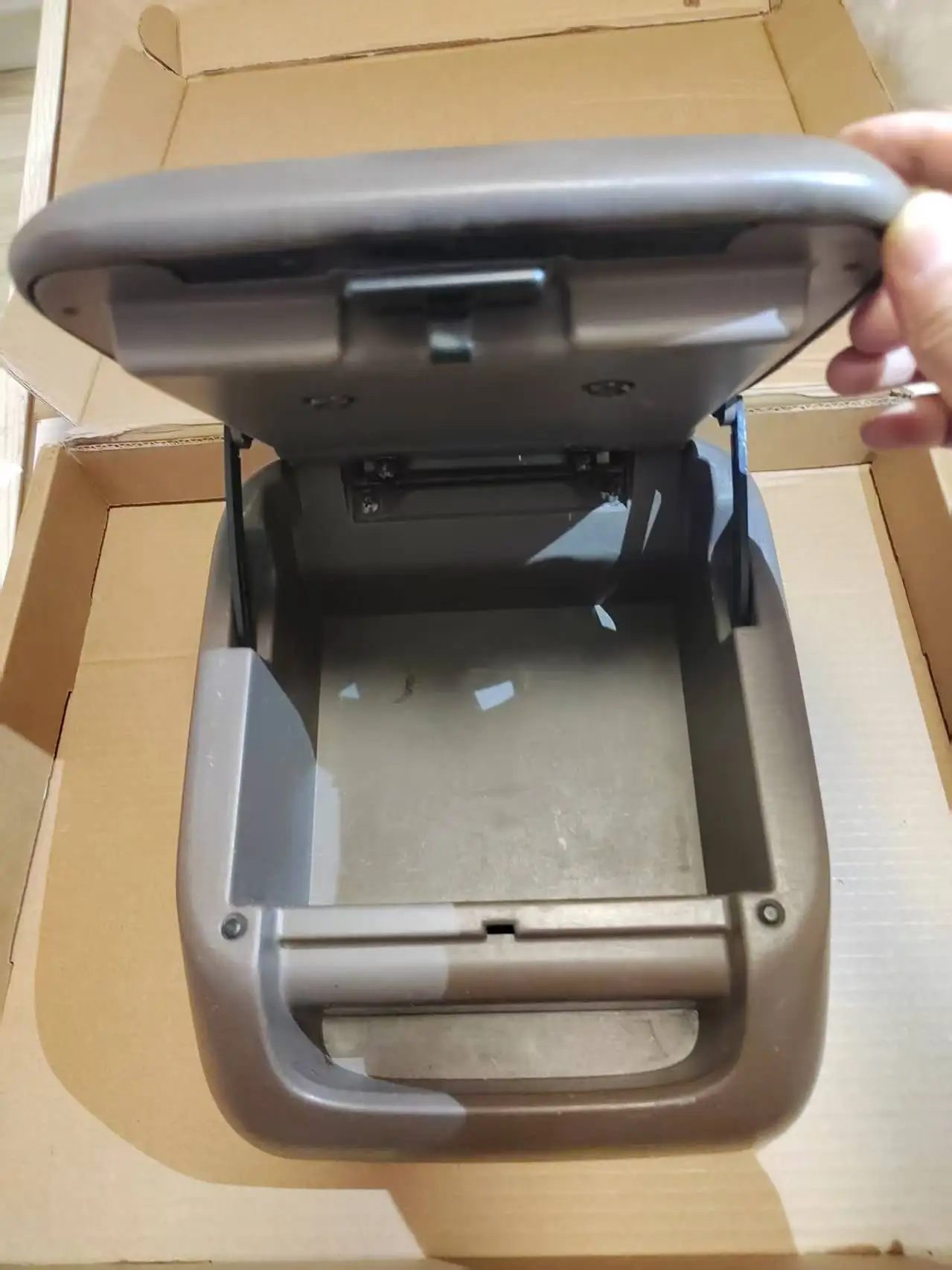 

Подходит для Toyota Prado 2700 3400 LC95, крышка подлокотника, высокая версия, оригинальная автозапчасть, снятая с моделей 1996-2002.