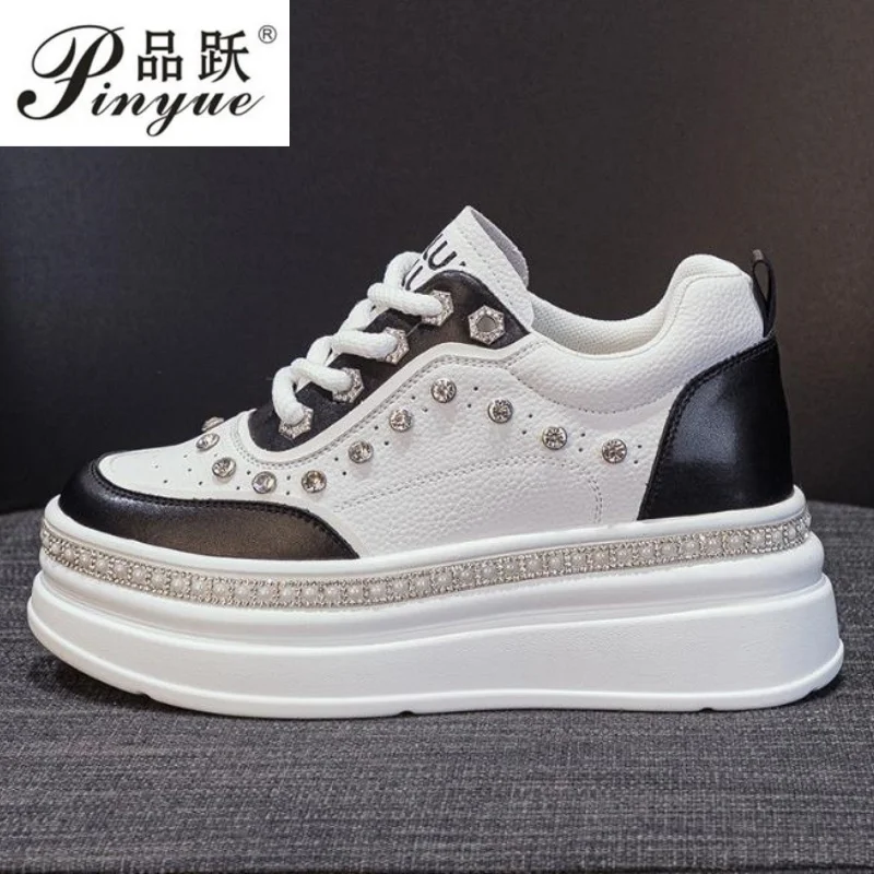 

Женские повседневные блестящие кроссовки из натуральной кожи 7 см на платформе, на танкетке, вулканизированная осенне-весенняя женская обувь на скрытом каблуке 32-40