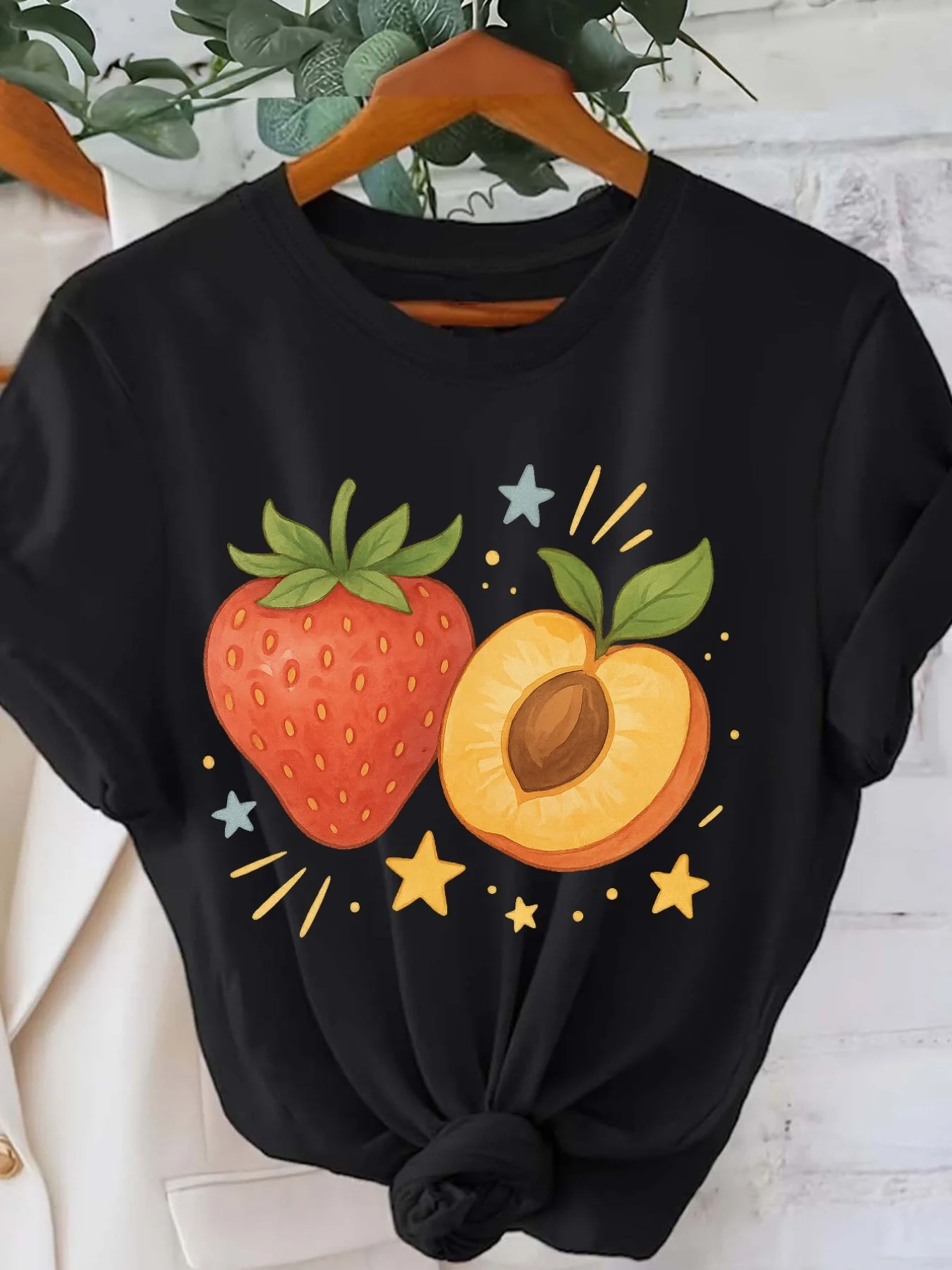 تي شيرت نسائي بأكمام طاقم ورقبة دائرية وطباعة فاكهة الخوخ والفراولة مع نجوم هاراجوكو ملابس جمالية غير رسمية بأكمام قصيرة