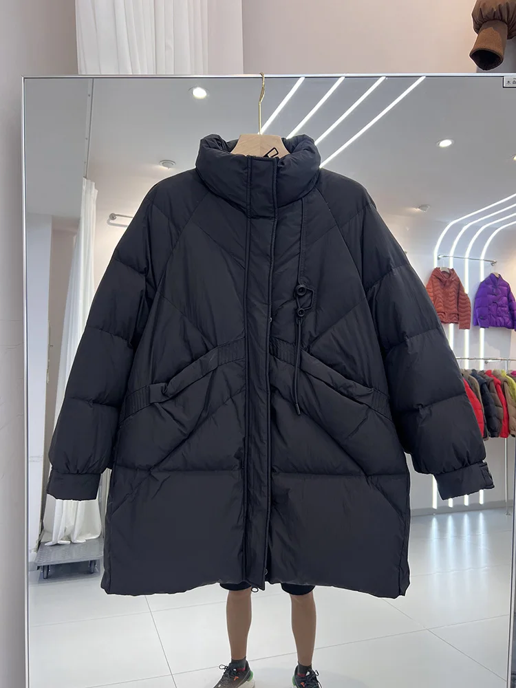 النسخة الكورية الوقوف طوق فضفاض الأبيض بطة أسفل سترة الشتاء المرأة الجديدة منتصف إلى نمط طويل مع مشبك تصميم أسفل معطف