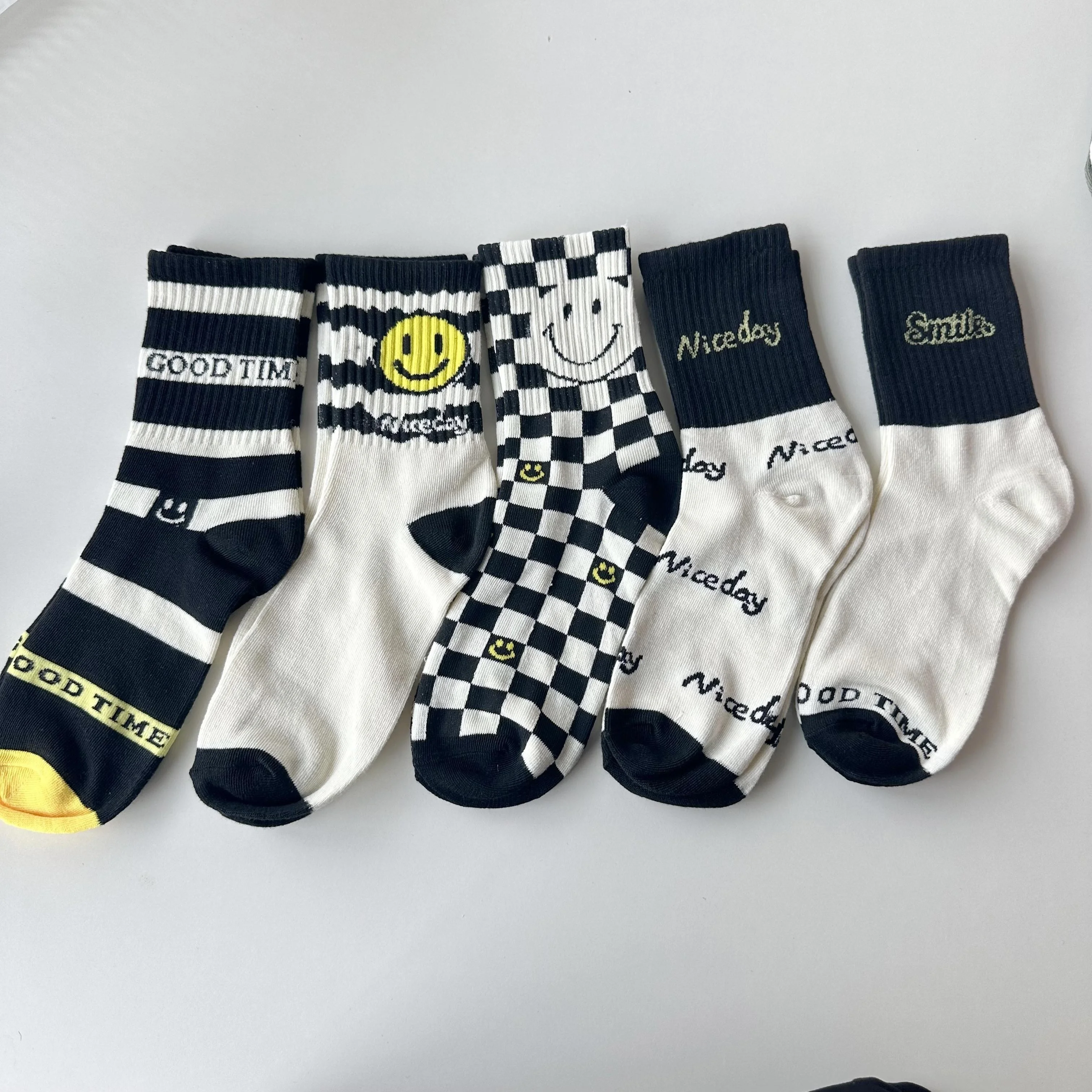 5 pairs of black and white smiling socks for men and women  medium length socks  high waisted couple sports socks