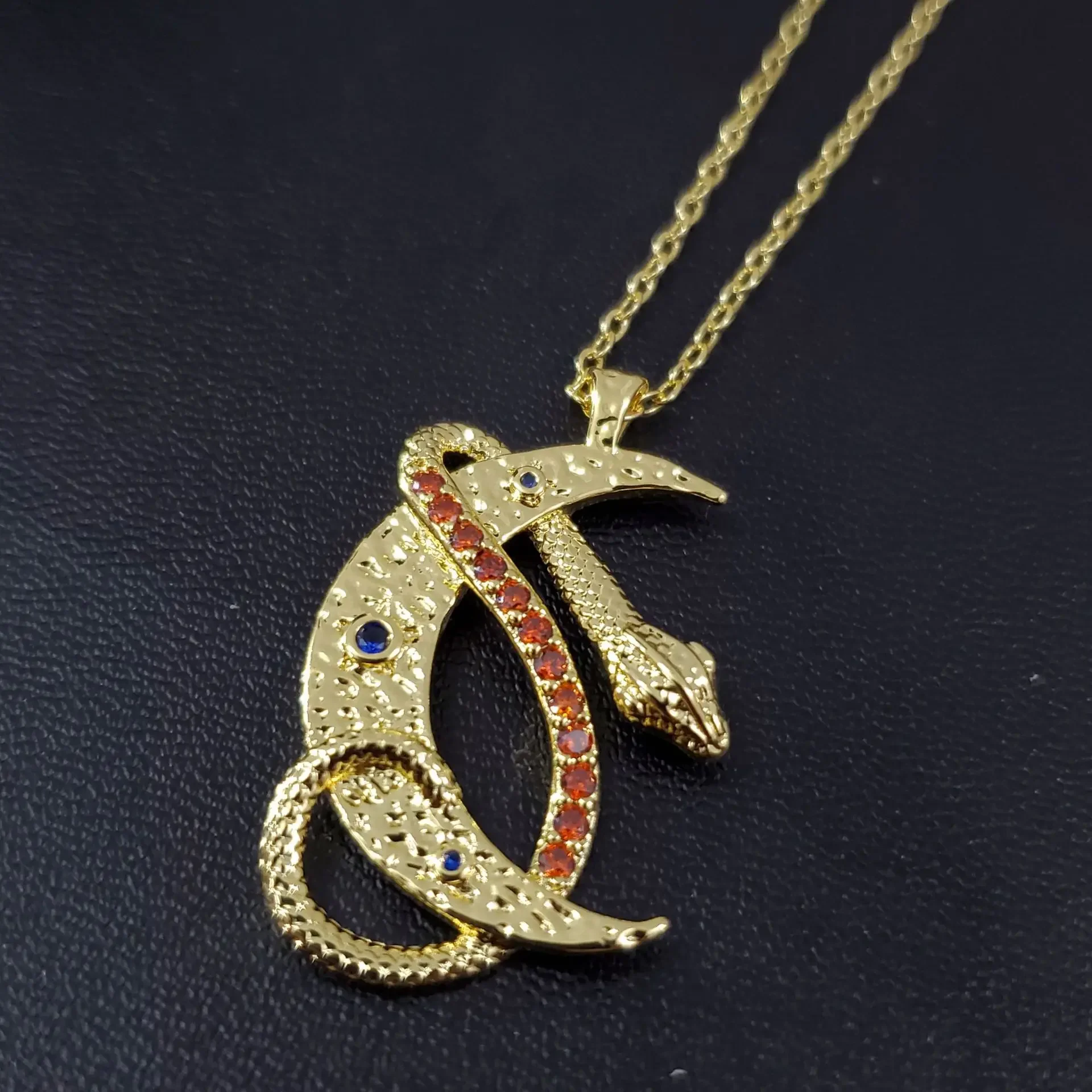 MDL مويسانيتي. النمط والولايات المتحدة التجارة الخارجية عبر الحدود الرجال المجوهرات الشعبية القمر الأفعى عنصر قلادة الرجعية