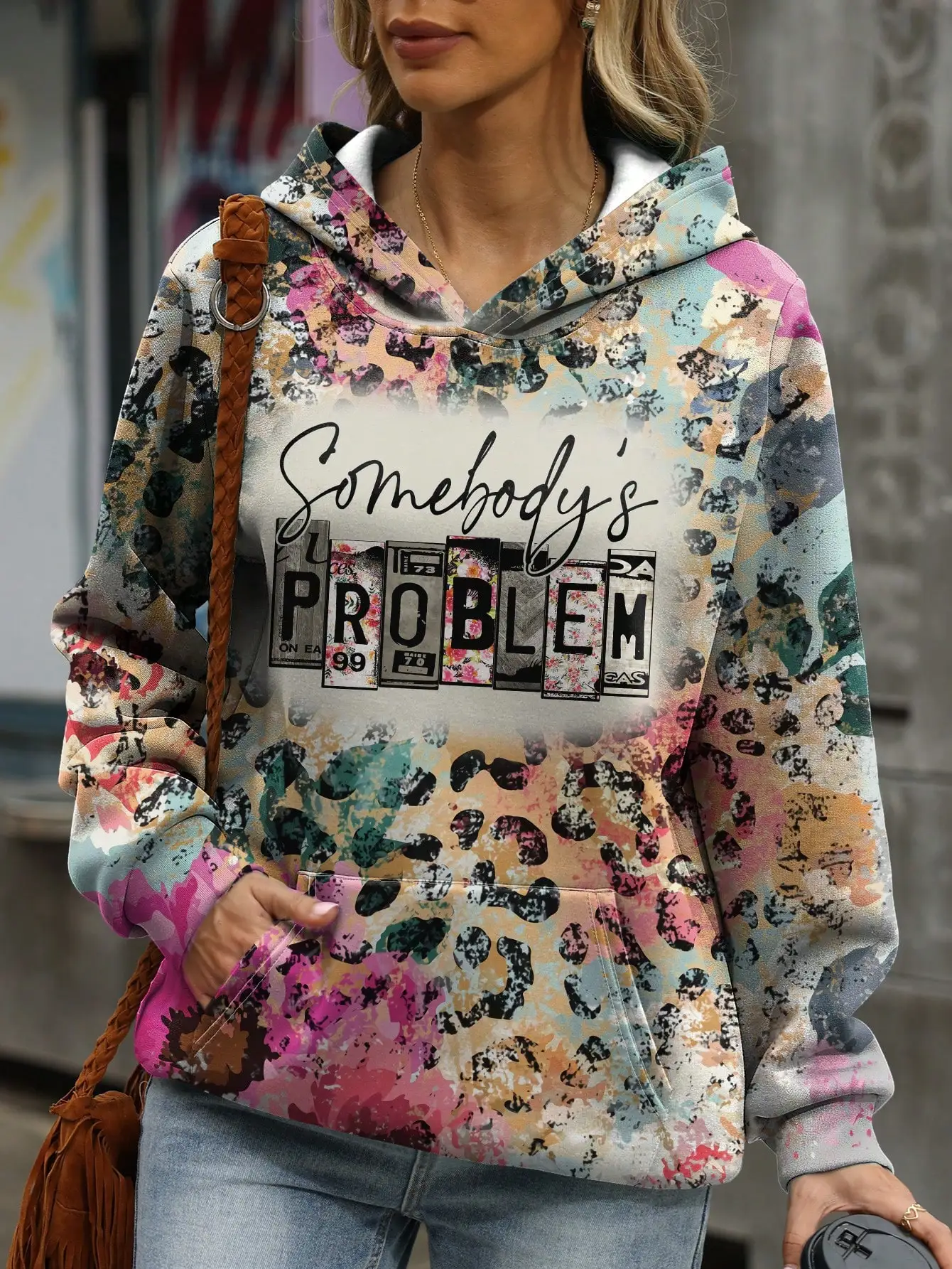 

Красочная толстовка с леопардовым принтом и карманом-кенгуру