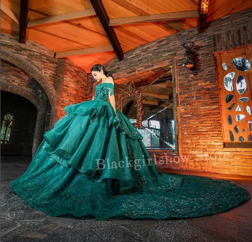 Emerald Princess Luxury Quinceanera Dresses 2024 Off Shoulder Beaded Applique Ruffle Sequins Cathedral Train vestidos 15 aรฑos