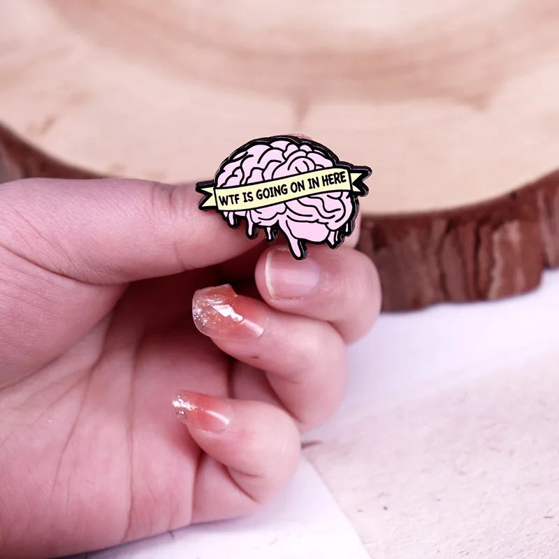 WTF يمر في هنا دبوس طية صدر السترة المينا الموضة