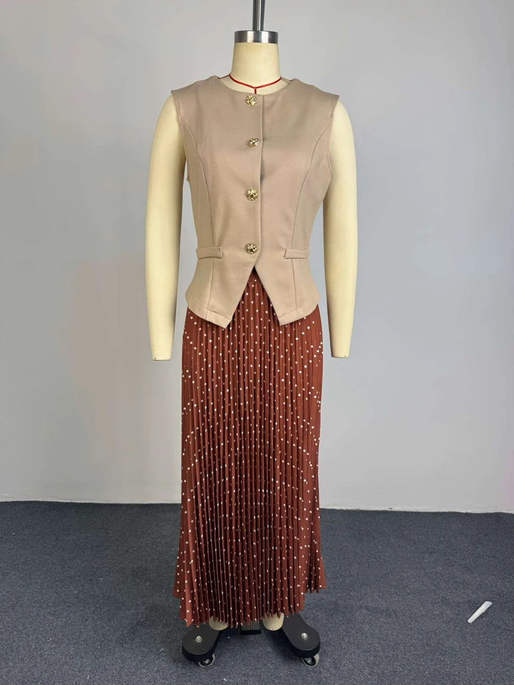 Elegantes 2-teiliges Damen-Outfit: Ärmelloses Peplum-Top mit Goldknöpfen und gepunkteter Midi-Faltenrock – Formelles Business-Set für das Büro – Detail 9