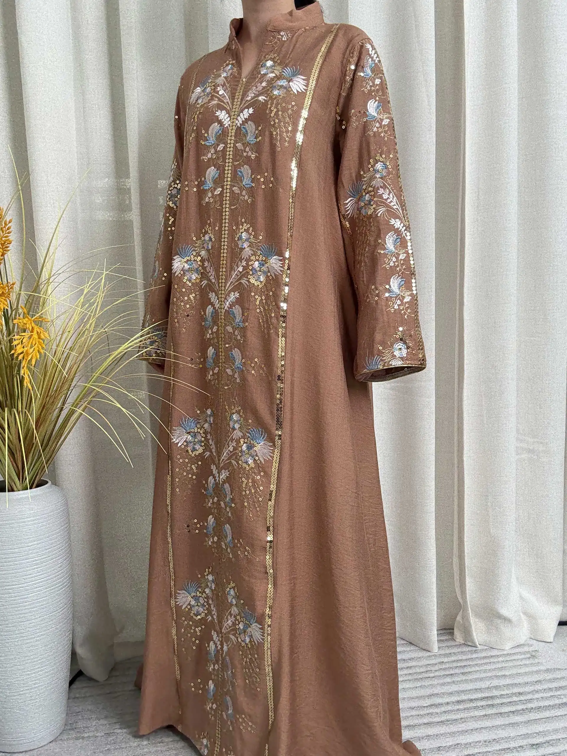 Kawa, muzułmańska abaja z stójką, dekoltem w serek, wykwintnym niebiesko-białym haftem kwiatowym i złotymi akcentami, idealna na spotkania podczas Ramadana.