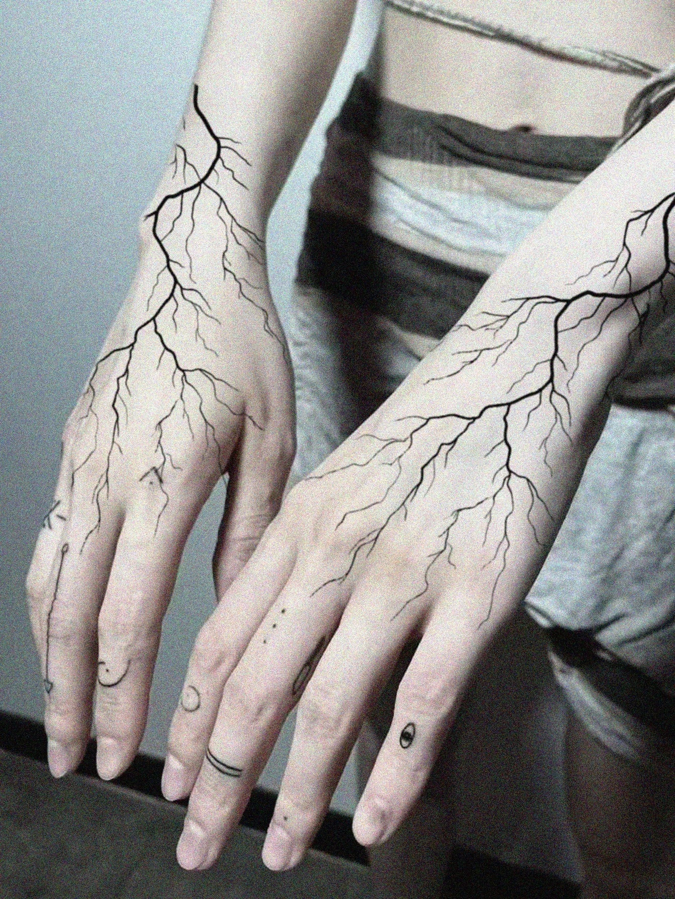 قطعة واحدة من الوشم المؤقت برق الوريد السوداء، مظهر واقعي مثل الوشم الحقيقي، مقاوم للماء، يدوم 3-5 أيام، نمط قوطي/داكن