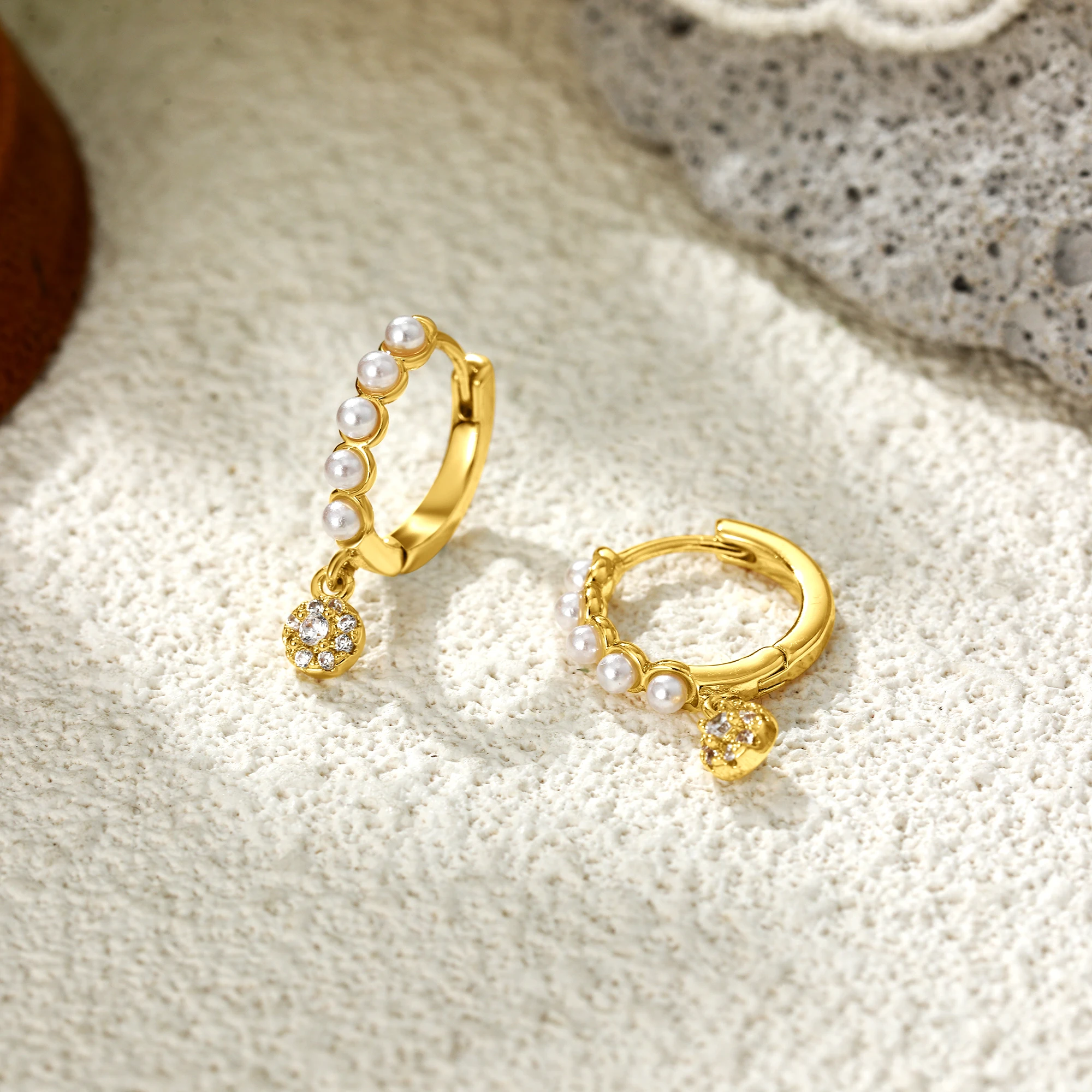 Damen Retro Elegante Goldene Imitation Perle Ohrringe mit Zirkon Anhänger Luxuriöse Temperament Edelstahl Modische Schmuck Gif