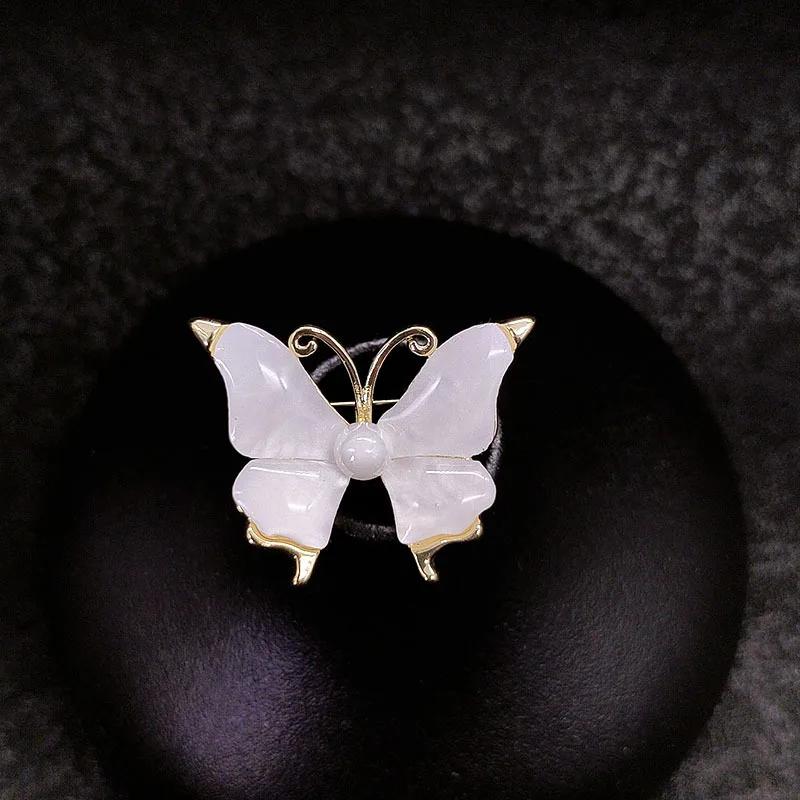 

Новая брошь-бабочка из искусственного перламутра - это высококачественный и роскошный аксессуар для женщин с ощущением дизайна.