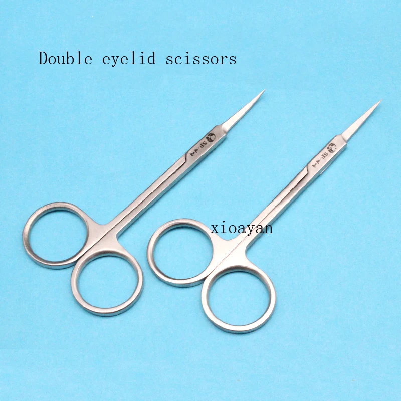 The doctor uses scissors to remove stitches for double eyelids and open the corner of the eye