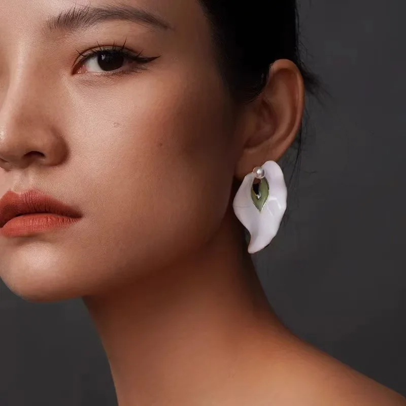 French Vintage Elegance Enamel Drip Glaze Metal Leaf Earrings for Women Suitable for Daily Commuting Outfits