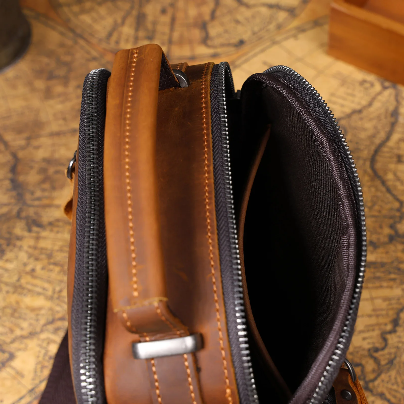 Vintage Herren-Umhängetasche aus Vollnarbenleder | Handgefertigter Messenger aus Used-Leder – Detail 19