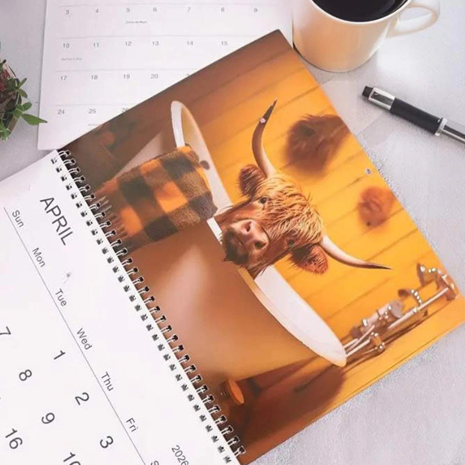 2026 المرتفعات البقرة التقويم الجدار الشنق سطح المكتب مزرعة ديكور مع حامل الماشية الاسكتلندية موضوع 12 شهر يناير إلى ديسمبر