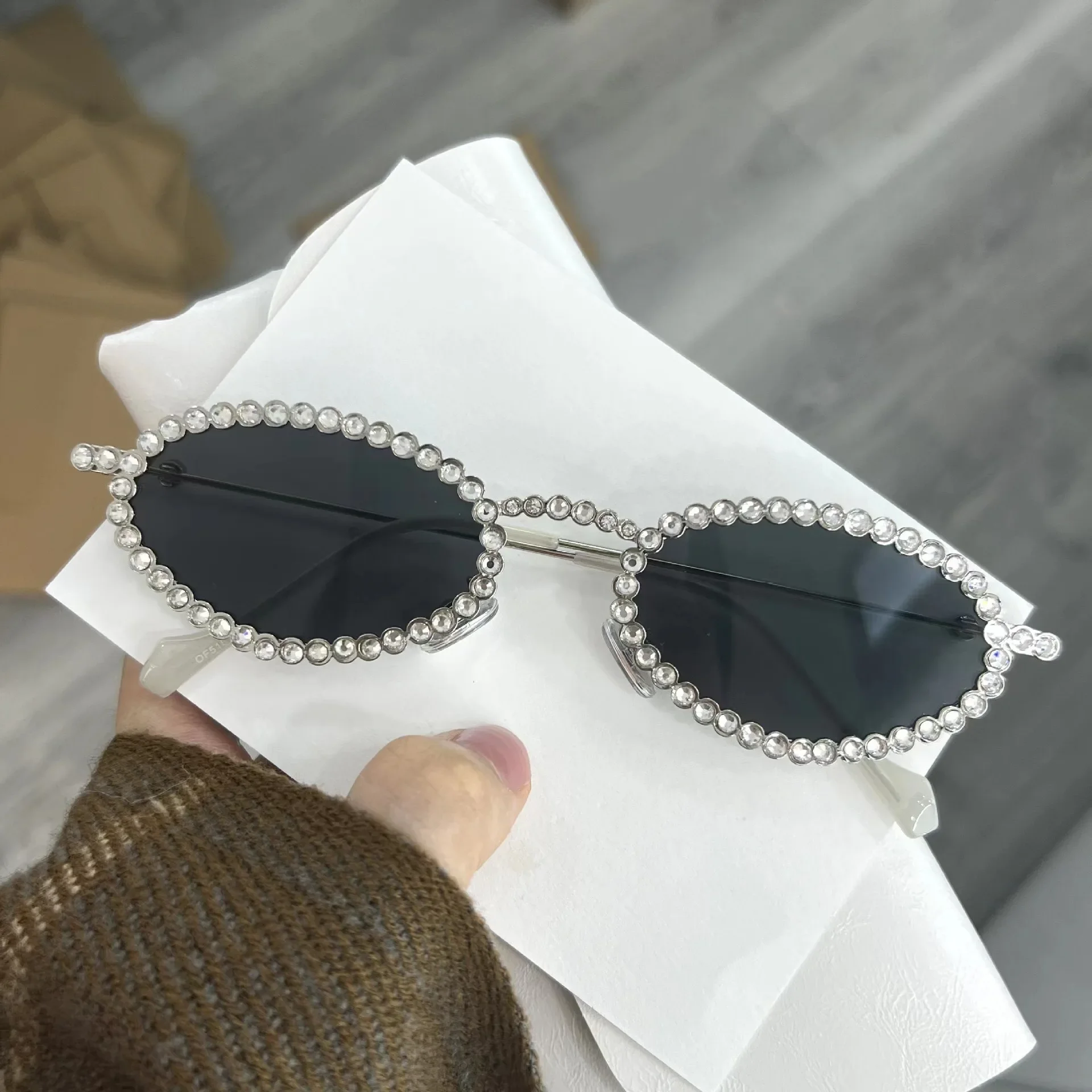 Pełne diamentowe owalne okulary przeciwsłoneczne dla kobiet Luksusowa moda Vintage Mała ramka Okulary przeciwsłoneczne Y2k Kpop Metal Trend Okulary imprezowe