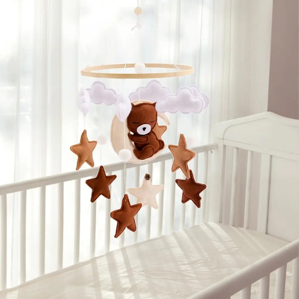 خشخيشات أطفال خشبية، تحمل كرتونية ناعمة من اللباد، نجوم غائمة، أجراس سرير معلقة على شكل قمر، أسرة متنقلة، ألعاب تعليمية