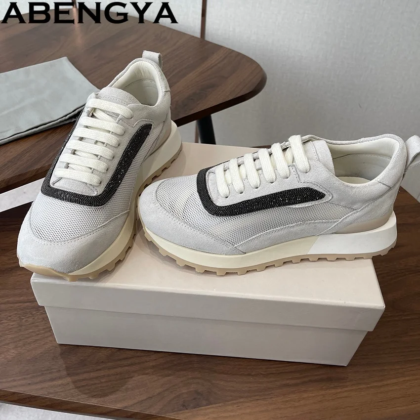 

Новые замшевые повседневные кроссовки для женщин, обувь на платформе с сетчатыми вставками, плоские туфли с бусинами, удобная женская спортивная обувь