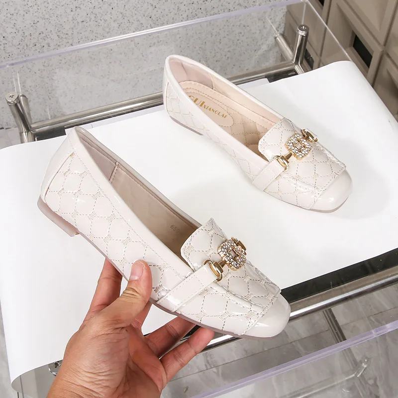 2025 ربيع جديد مسطح القاع أحذية نسائية كبيرة متعددة الاستخدامات ورنيش جلد ناعم رئيس مربع أحذية نسائية عادية #2