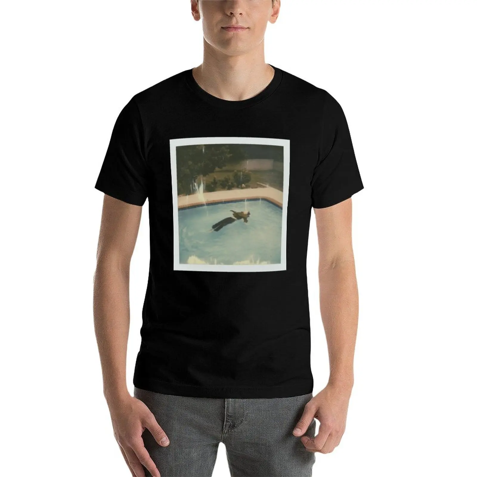 فتاة باللون الأحمر - فتاة ميتة في حمام السباحة الكلاسيكي. تي شيرت قطن تي شيرت حزمة تي شيرت