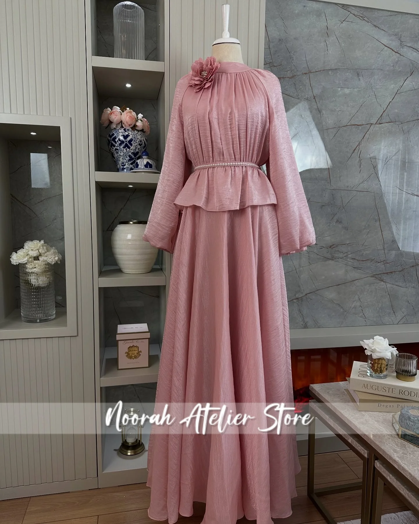 우아한 무슬림 O 네이비 플라워 진주 롱 슬리브 럭셔리 여성 이브닝 드레스 2025 페플럼 웨딩 가운 사우디 베스티도스 맞춤 제작