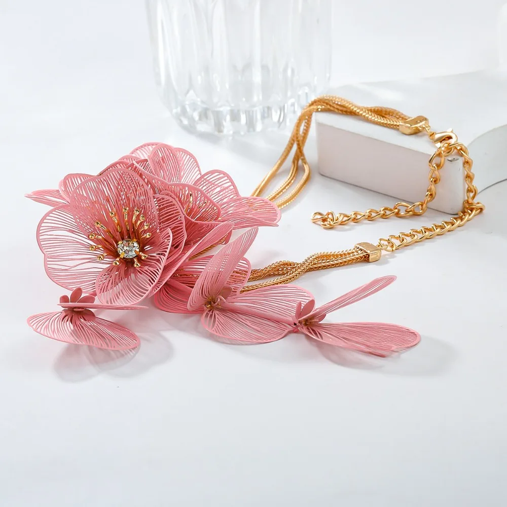 

Alloy Exaggerated Flower Necklace Luxury Rhinestone Cutout Flower Neck Pendant Shiny Jewelry Floral Tassel Necklace Party