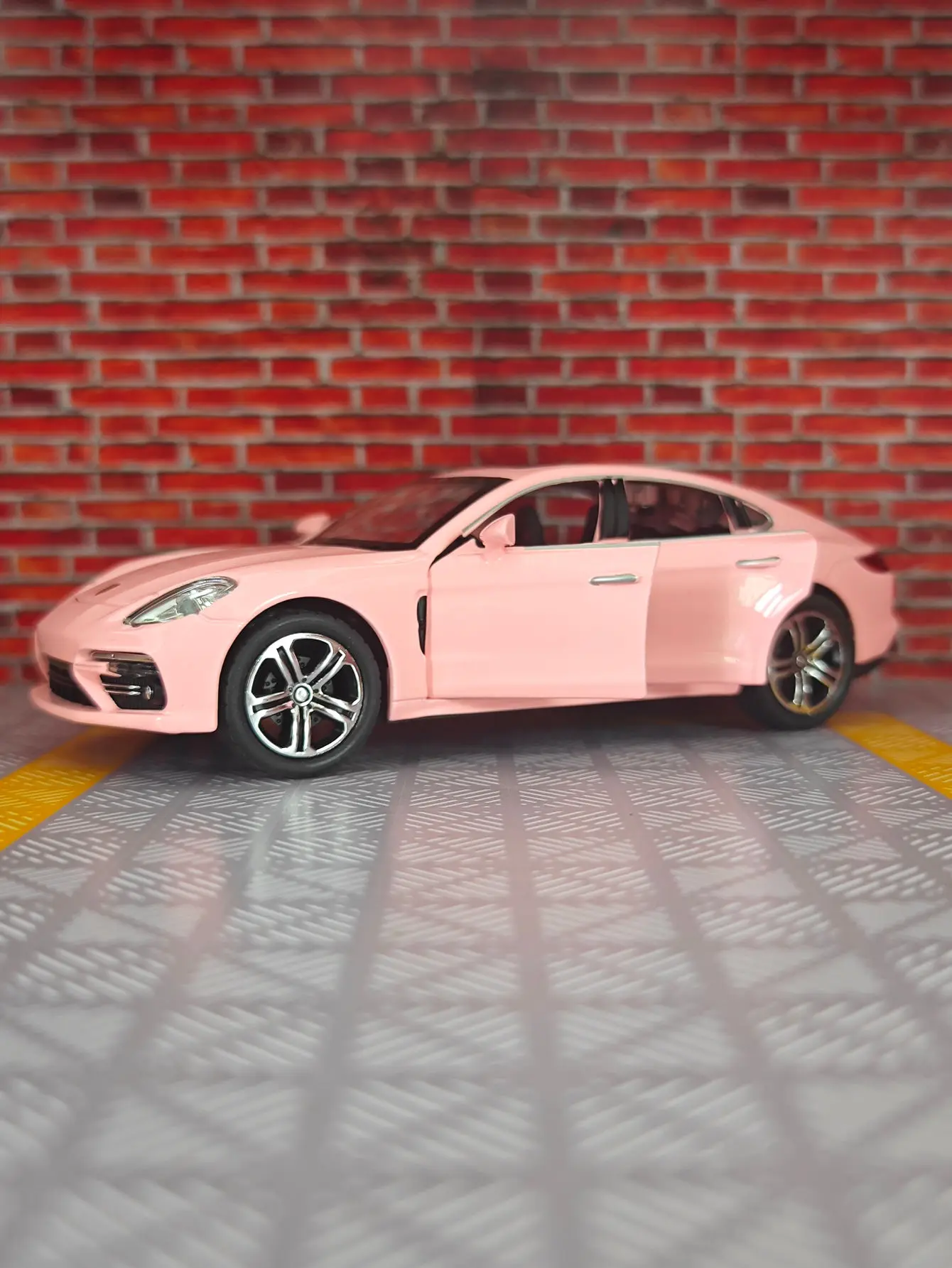 

1:32 Paramera alloy car model ornaments collection pull back acousto-optic children's toys doors and hood trunk can be opened