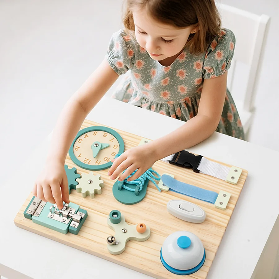 เกมกระดานไม้เสริมพัฒนาการแบบมอนเตสซอรี่ ของเล่นเสริมประสาทสัมผัส พร้อมกระดิ่ง ตัวล็อค นาฬิกา เฟือง ฝึกทักษะการใช้ชีวิตประจำวันสำหรับเด็ก เกมเสริมการเรียนรู้