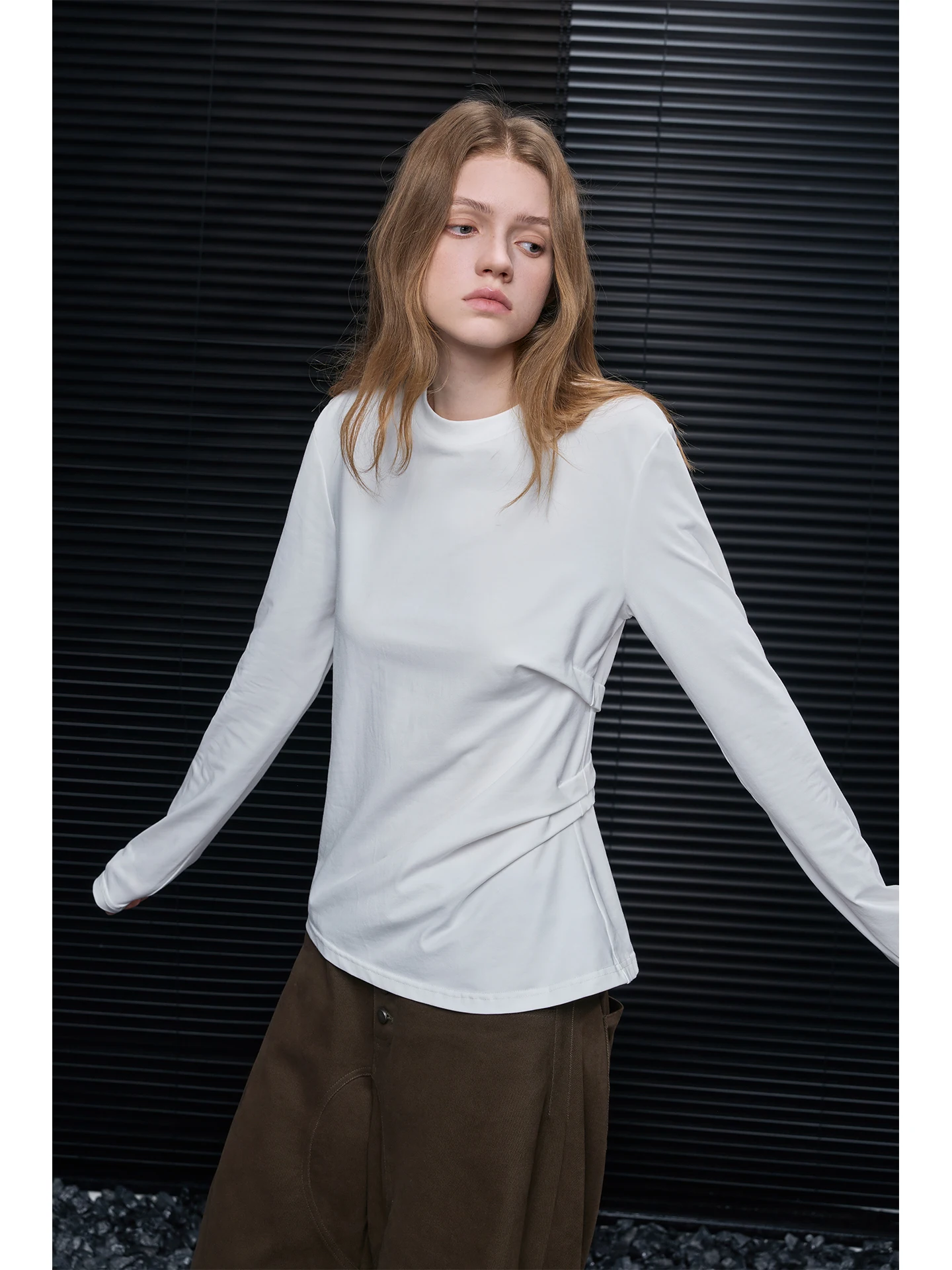 

Белая вязаная футболка с длинным рукавом для женщин: модная сенсация, асимметричный дизайн, новинка ранней весны, уличный стиль, смесовый хлопок