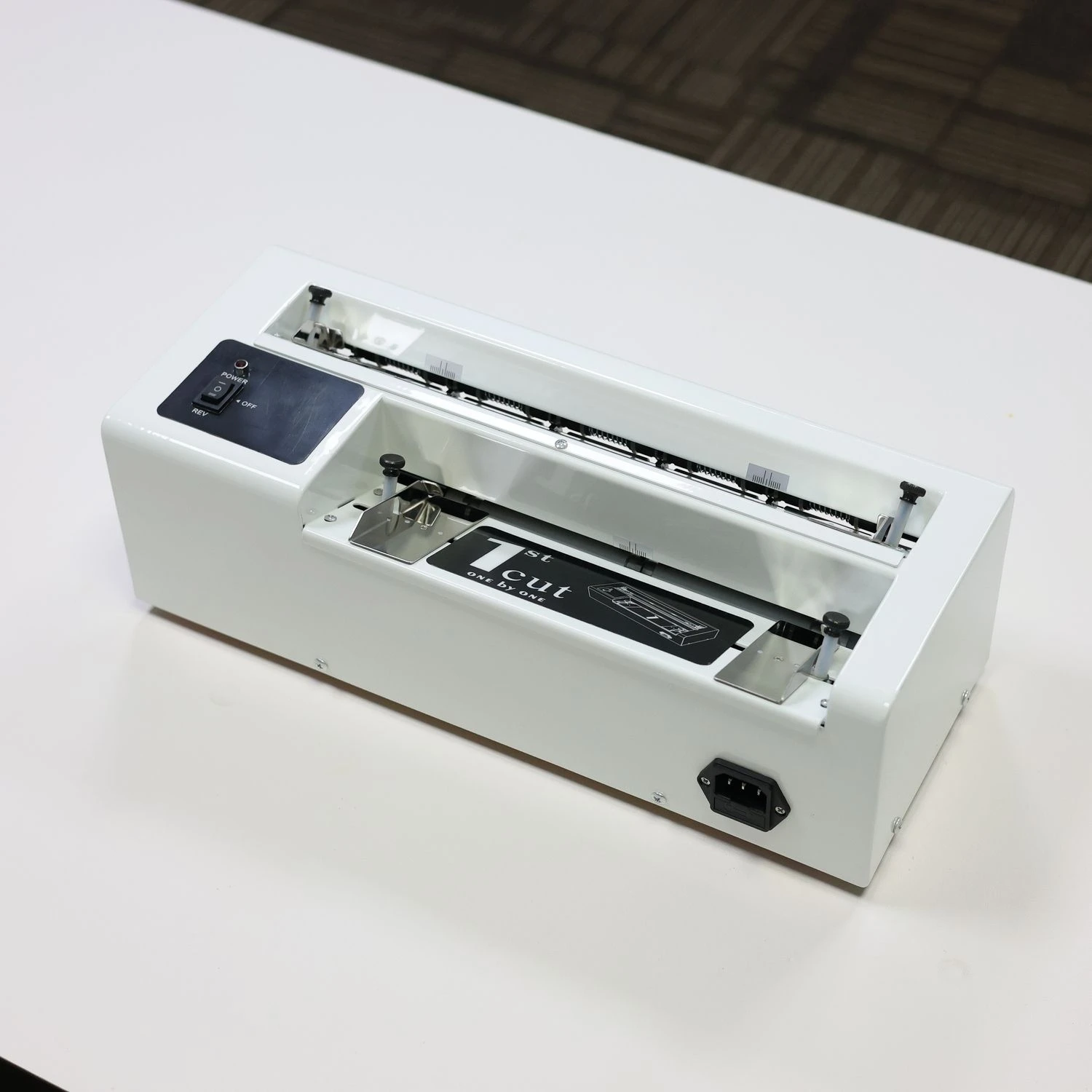 Kommerzieller Desktop-Kartenschneider QG-02 mit verstellbarer Klinge – für PVC/A4-Papier unter 300 g