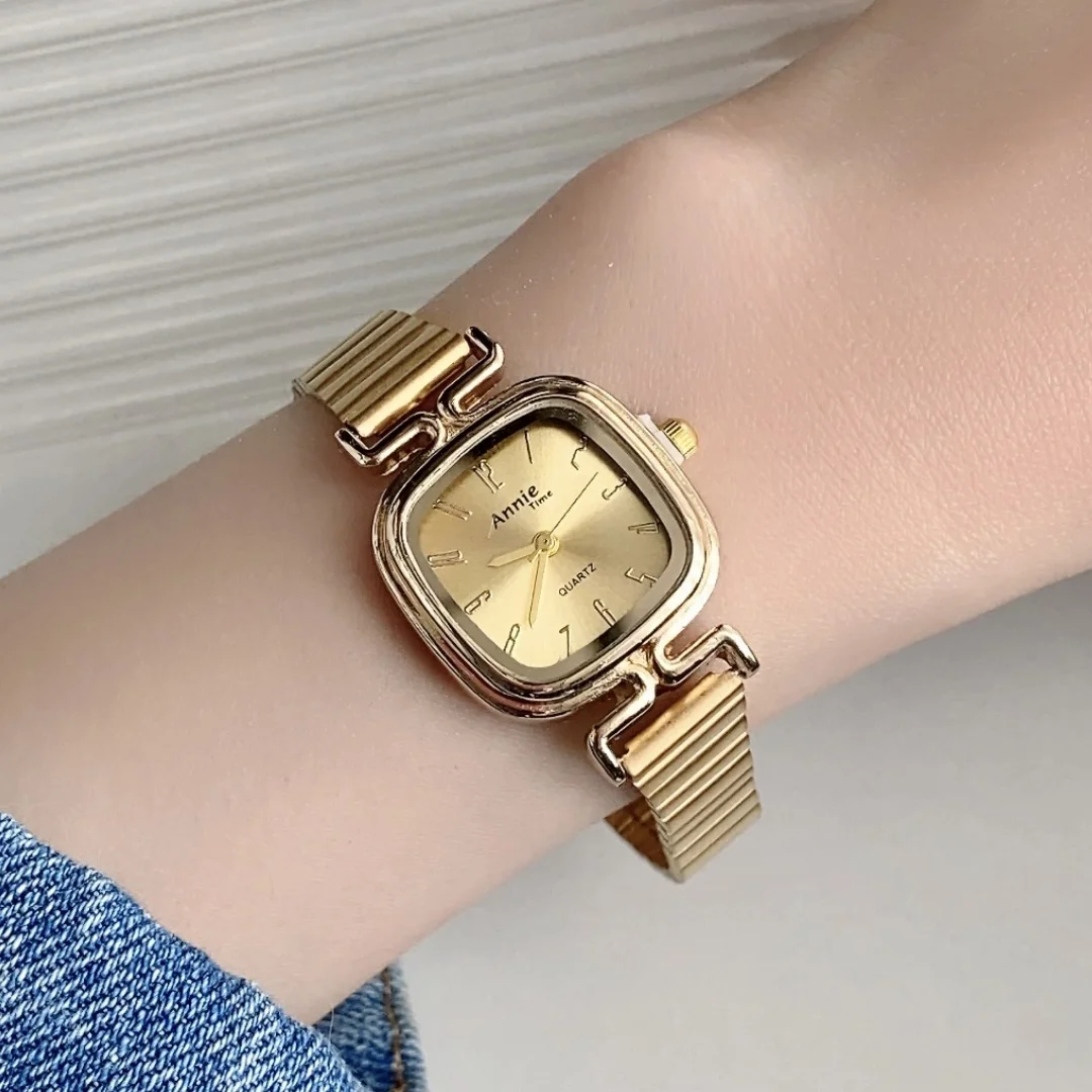ساعة ريترو للسيدات ساعات كوارتز تناظرية للنساء ساعات بعقارب مربعة بسيطة بحزام فولاذي ساعات معصم ذهبية Relojes Para Mujer