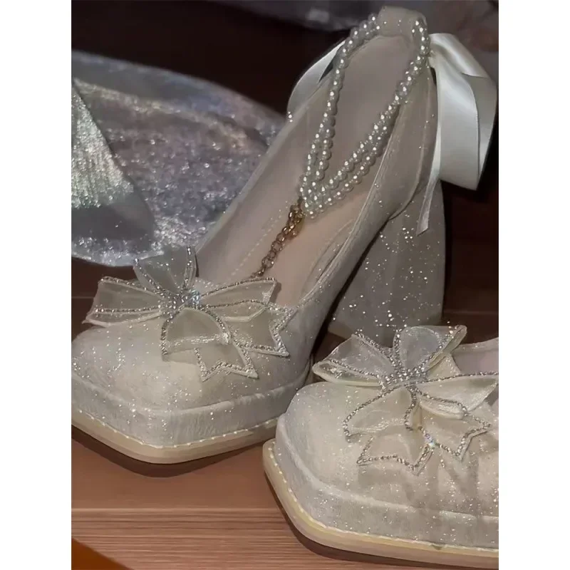 حذاء نسائي دافئ ستار جالاكسي 2024 نمط جديد صغير الارتفاع زيادة اللؤلؤ حذاء واحد منصة سميكة رئيس مربع حذاء كعب عالي