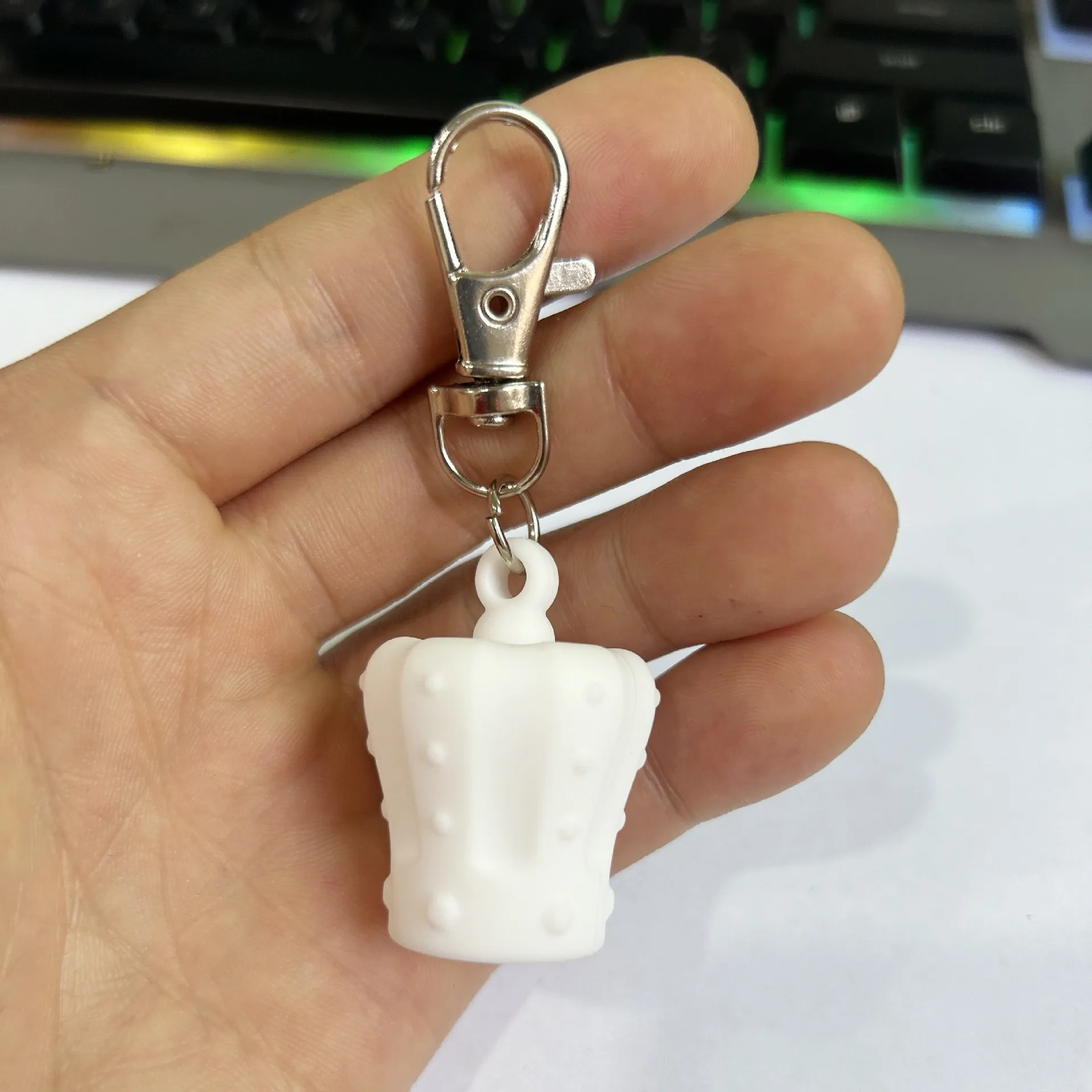 

4Pcs Silicone Lip Gloss Keychain Holder Portable Replacement Covers Leakproof Caps Durable Clip for Girls Women