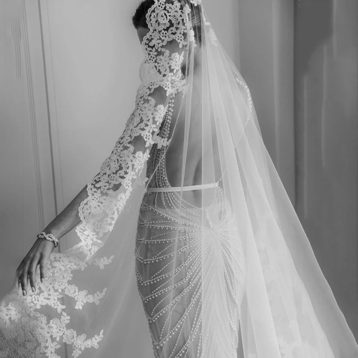 Scalloped Lace Wedding Veils Embroidered Appliques One Tier Tulle Romantic Bridal Veil with Comb