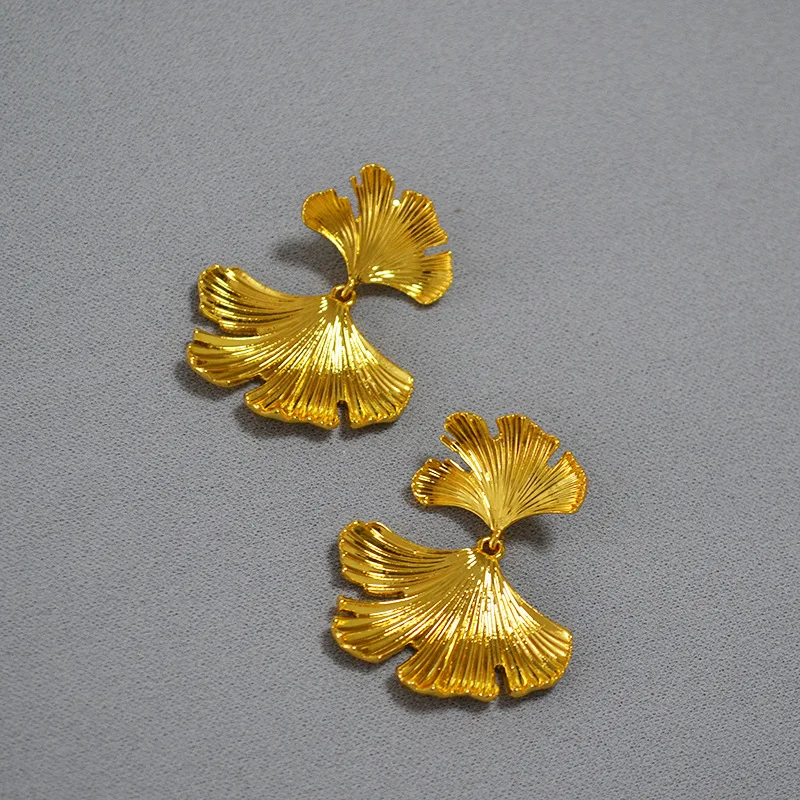 

Exaggerated vintage golden irregular texture ginkgo leaf elegant earrings for women advanced plant earrings