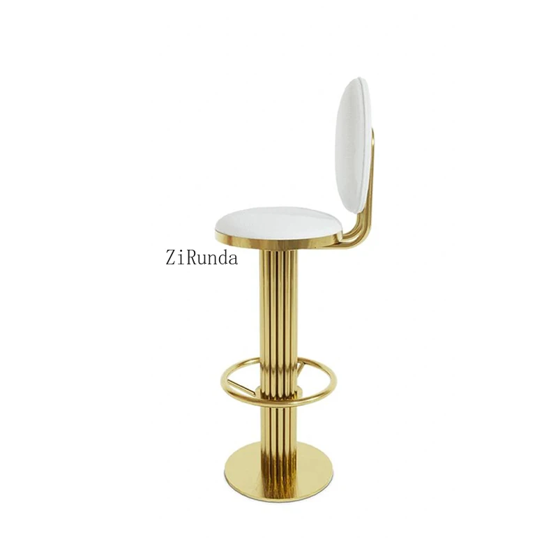 브러시드 골드 마감의 고급 금속 바 스툴, 가죽 안장과 안정적인 지지대, 가족 식사에 적합