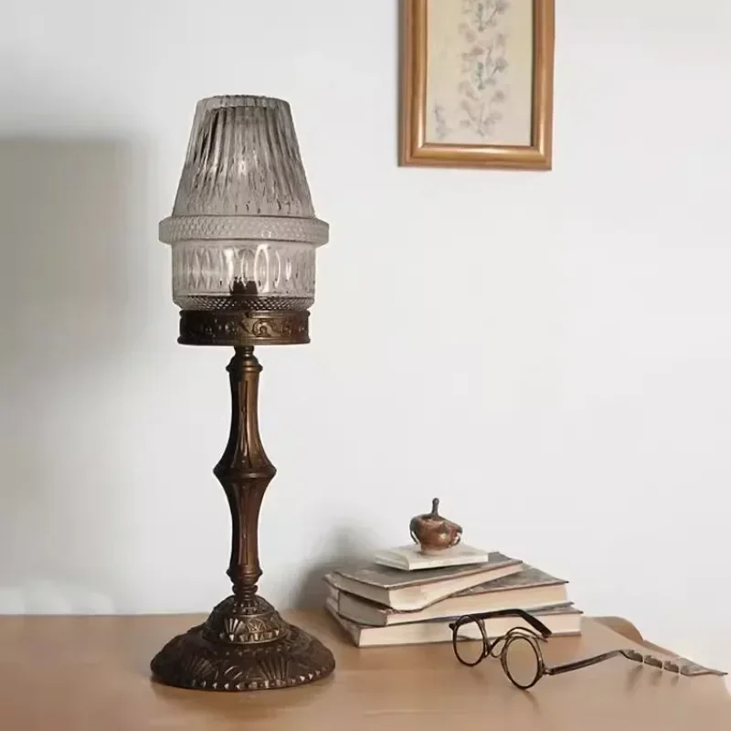 

French and American retro high-end extreme light luxury atmosphere living room bedroom bedside table dining table decoration art