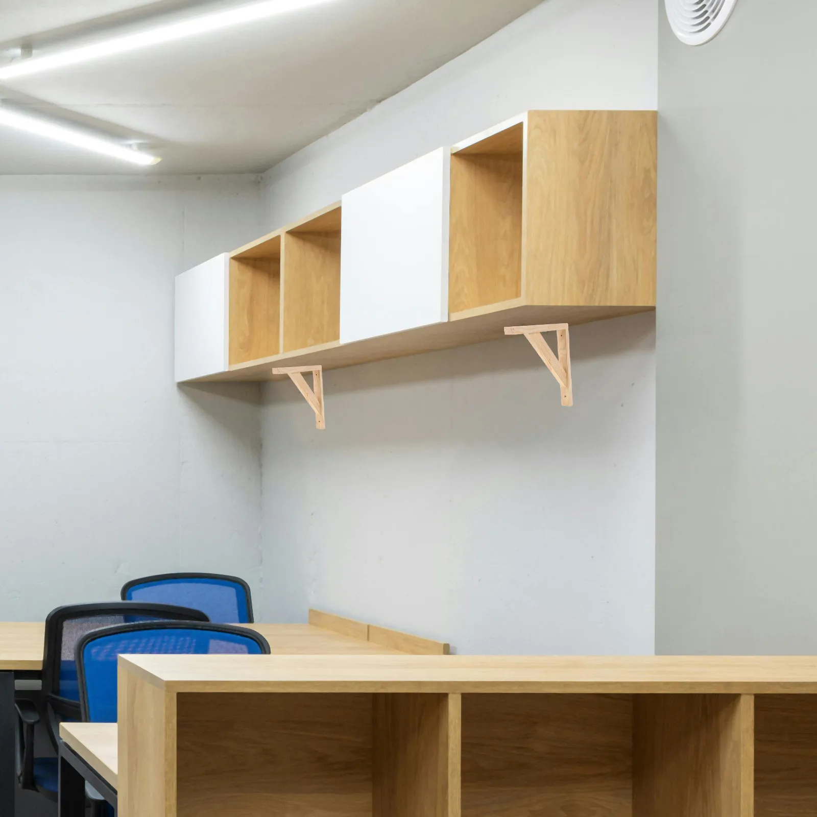 2Pcs Wood Shelf Brackets Natural Finish Triangle Support 25Cm L Shape Wall Mounted Shelf Holders for Kitchen Bedroom Bookshelves