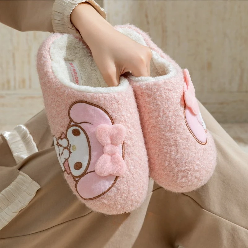 Sanrio Hello Kitty My Melody Kuromi Cinnamoroll baru, sandal manis dan lucu untuk musim gugur dan musim dingin, sandal rumah hangat berbahan katun.