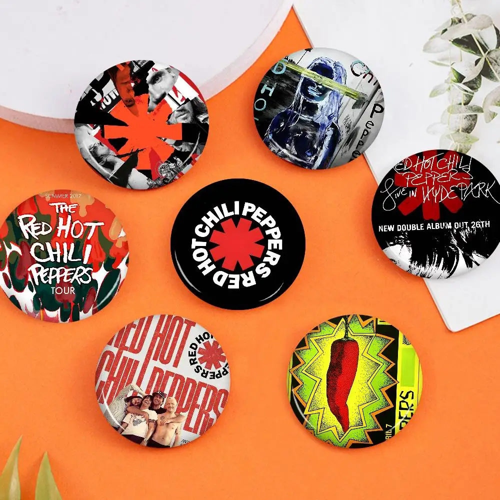 شعبية روك باند R-الأحمر الساخن C-فلفل الحار P-فلفل الإبداعية دبابيس مضحك جولة المفاجئة في بروش شارة ظهره قبعة اكسسوارات مجوهرات