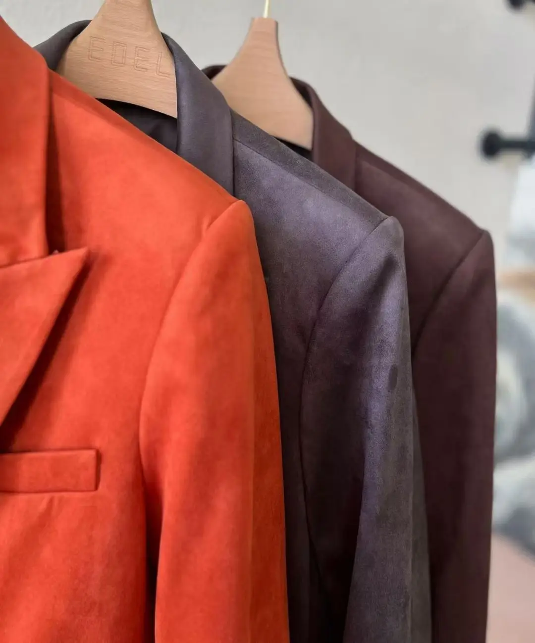 冬の新しいカジュアルで多用途なラペル付きスエードベルベットスーツ、上品な女性服