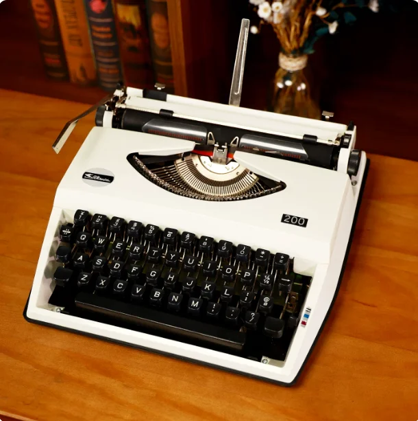 Vintage typewriter English machinery, normal use, retro literary collection gifts 98% new